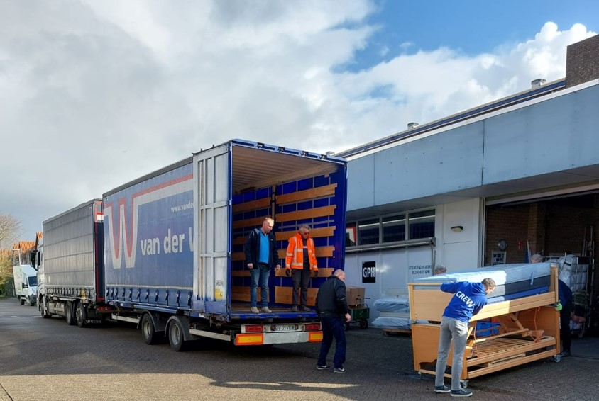 Bedden laden in vrachtwagen van der Wal