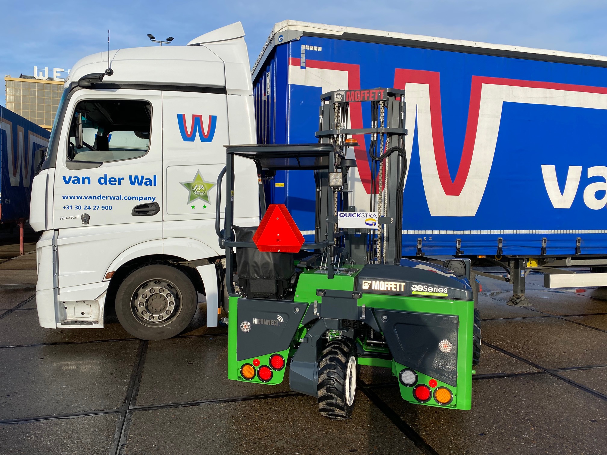 Nieuwe Actros en elektrische meeneemheftruck