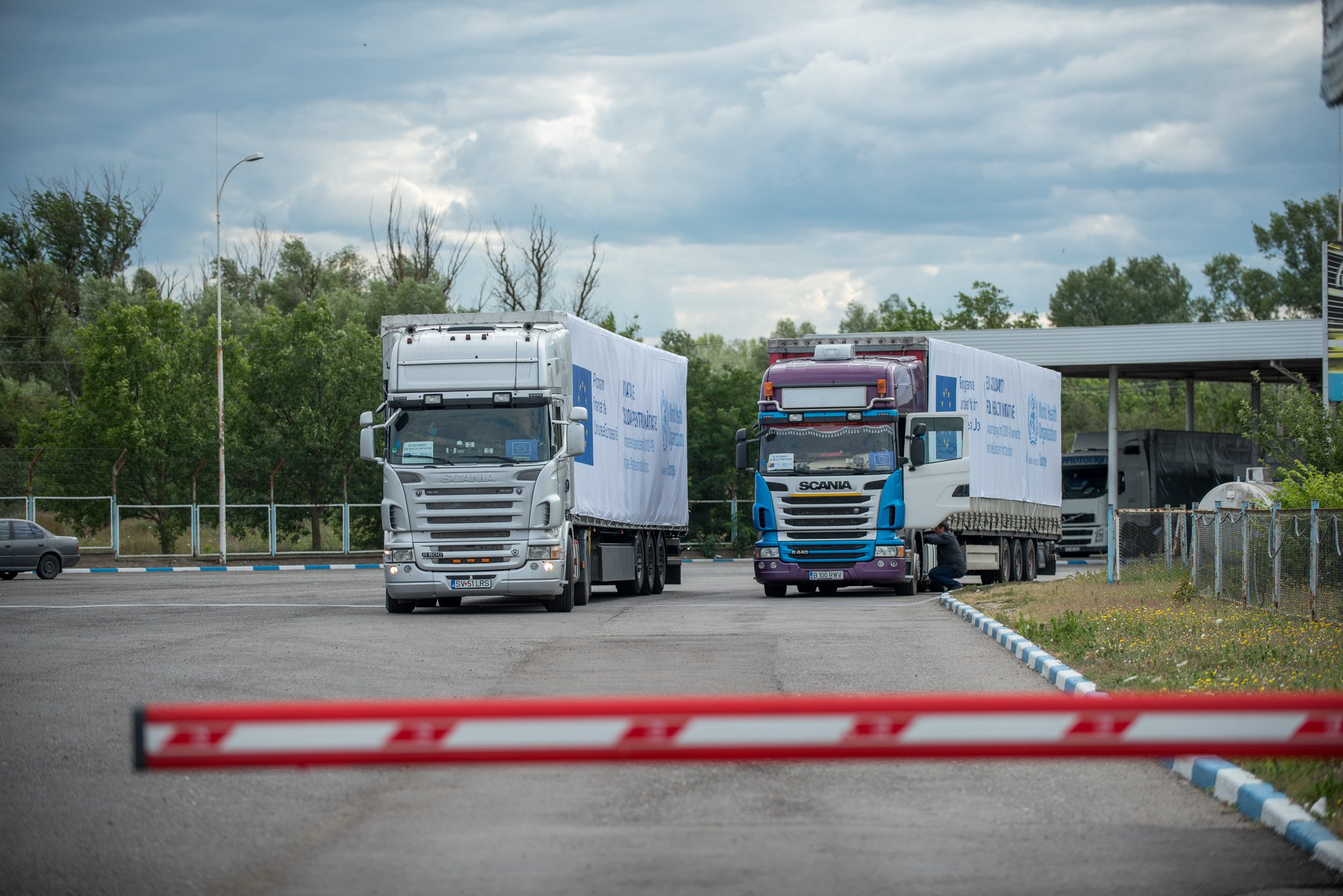 WHO_EU_2_trucks_crossing_border