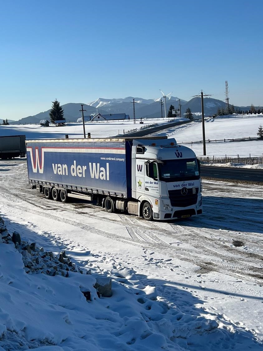 Vrachtwagen_in_de_sneeuw_in_de_Carpaten
