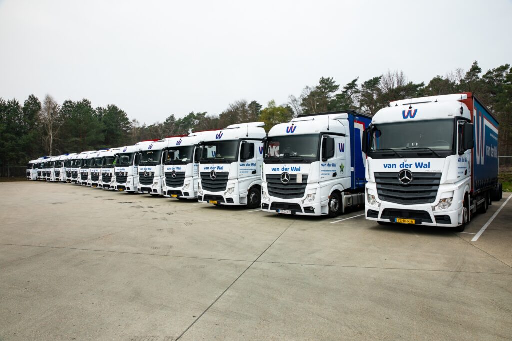 Een imposante rij met Van der Wal vrachtwagens