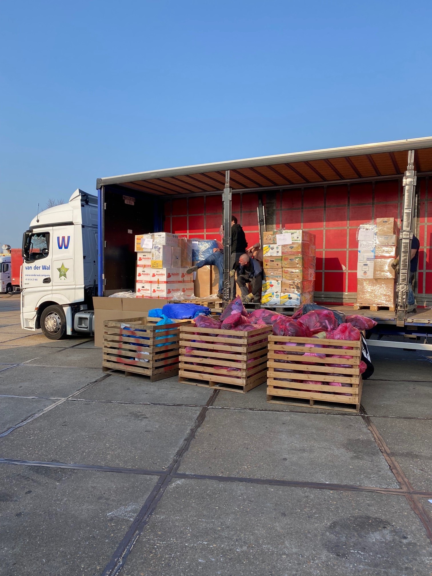 Laden vrachtwagen met houten kratten