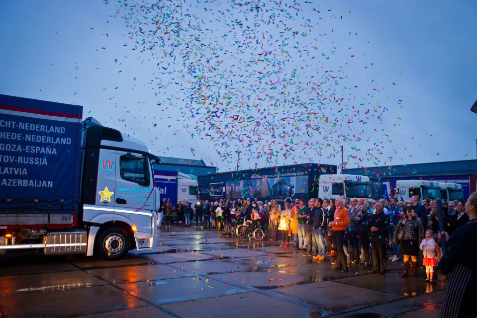 Van der Wal Transport viert 90- jarig bestaan met dopen nieuwe Mercedes-Benz trucks