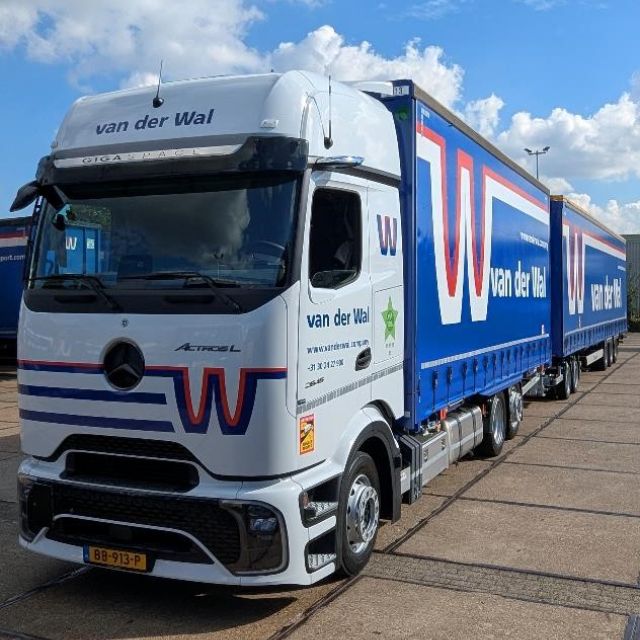 Van der Wal driver on the new Actros L ProCabin: “It’s a beast!”