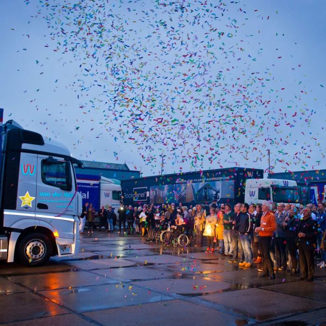 Van der Wal Transport viert 90- jarig bestaan met dopen nieuwe Mercedes-Benz trucks