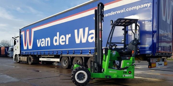 Van der Wal bestelt als eerste Nederlands bedrijf elektrische meeneemheftrucks