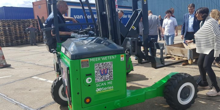 Van der Wal neemt elektrische meeneemheftrucks in ontvangst