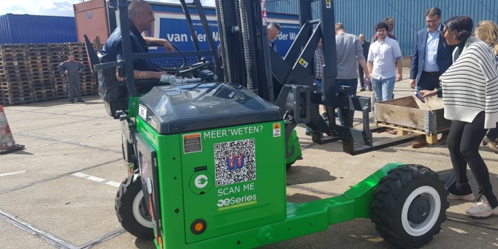 Van der Wal neemt elektrische meeneemheftrucks in ontvangst